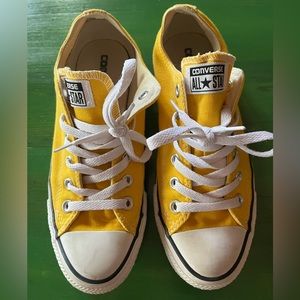 women’s. size 8. converse. loved.